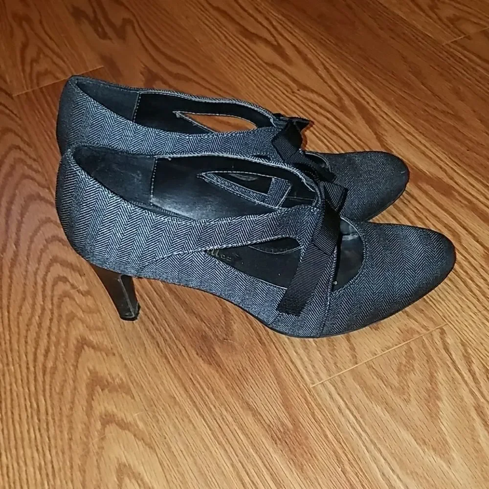 Ann Marino by Bettye Muller  bow heels Sz. 9 .